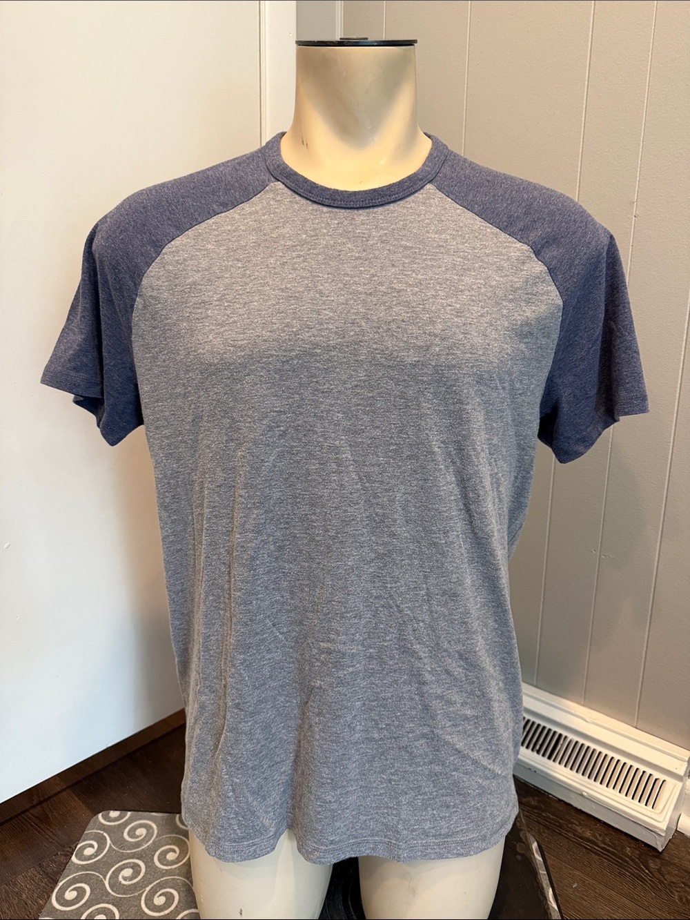 E Abound Men’s Large Two-Tone Raglan Crew Neck T-Shirt — Blue and Gray